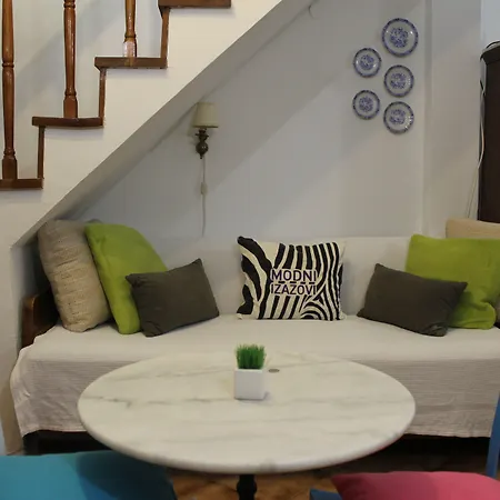 Angelina Old Town Hostel *