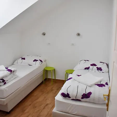 Angelina Old Town Hostel *