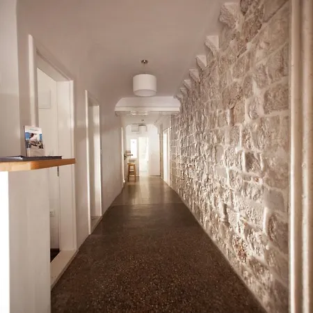 Angelina Old Town Hostel *